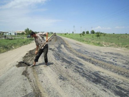 BİLƏSUVARDA ASFALT ƏVƏZİNƏ YOLLARA YAMAQ VURULUR